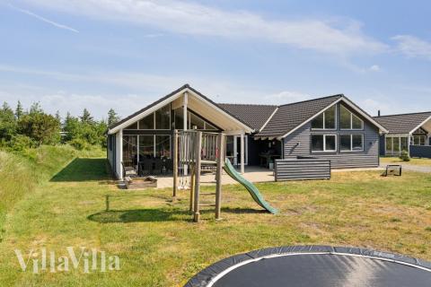 Till den trevliga sommarstugan nr 396 i Vestjylland erbjuds en mängd utomhusaktiviteter, t.ex. lektorn och gungor