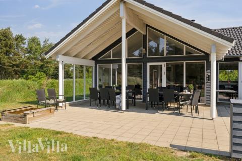 Lyxstuga nr 396 har en härlig terrass med sköna trädgårdsmöbler för 16 personer.