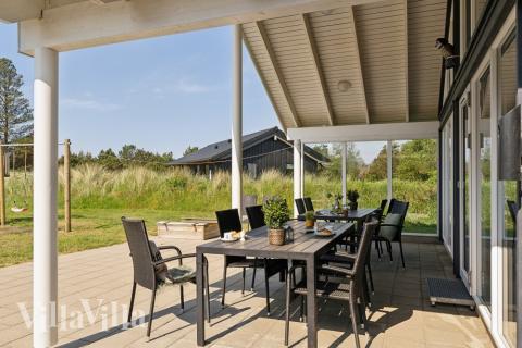 Stor terrass i lyxstuga nr 396 i Vestjylland.