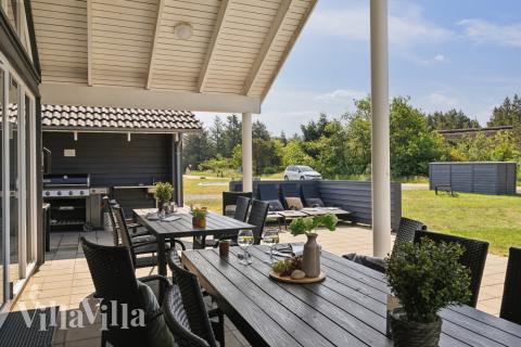 På terrassen i sommarhus nr 396 finns det plats för upp till 16 gäster.