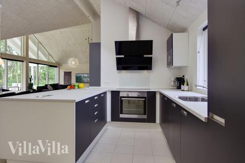 Köket i lyxstuga nr 713 är utrustat så att ni kan laga mat till 16 personer.