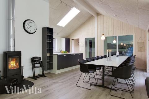 Det stora ljusa vardagsrummet i lyxstuga nr 713 för 16.