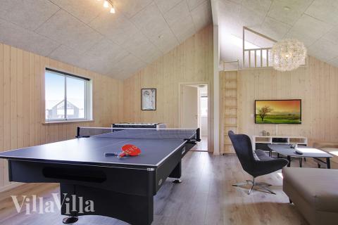 Lyxstuga 713 för 16 personer har ett stort aktivitetsrum med bl.a. biljard och dart