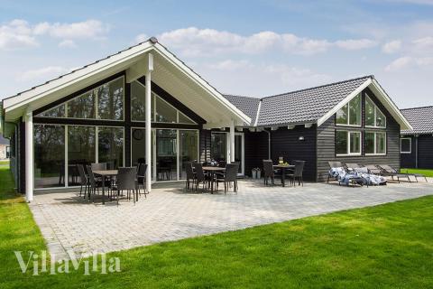 Den praktfulla poolstugan nr 713 med plats för 16 personer ligger i Tyskland