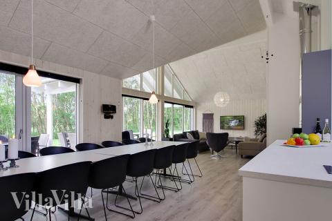 Vardagsrummet i lyxstuga nr. 713 har plats för 16 personer.