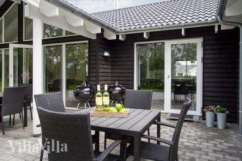 Lyxstuga nr 713 har en härlig terrass med sköna trädgårdsmöbler för 16 personer.