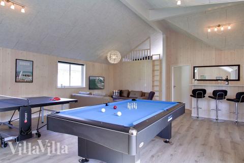 Lyxstuga 706 för 24 personer har ett stort aktivitetsrum med bl.a. biljard och dart