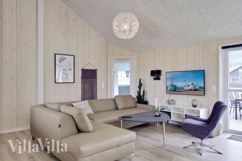 Vardagsrummet i lyxstuga nr. 706 har plats för 24 personer.