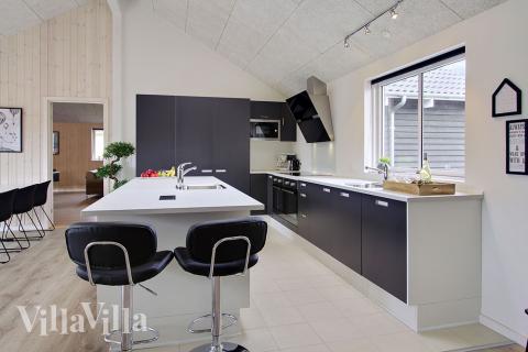 Köket i lyxstuga nr 706 är utrustat så att ni kan laga mat till 24 personer.