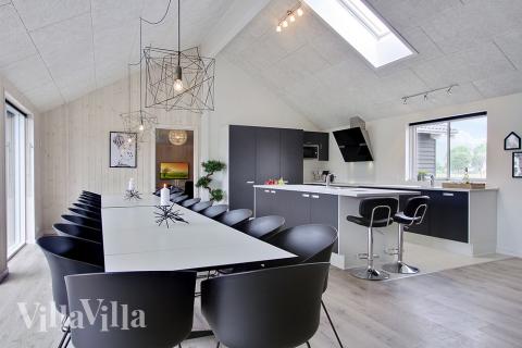 Det stora ljusa vardagsrummet i lyxstuga nr 706 för 24.