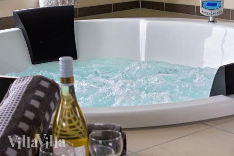 Njut av spabadets värme i lyxstuga nr 706 i Tyskland