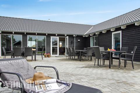 Lyxstuga nr 706 har en härlig terrass med sköna trädgårdsmöbler för 24 personer.