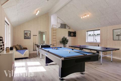 Lyxstuga 714 för 24 personer har ett stort aktivitetsrum med bl.a. biljard och dart