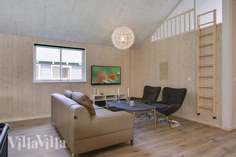 Det stora ljusa vardagsrummet i lyxstuga nr 714 för 24.