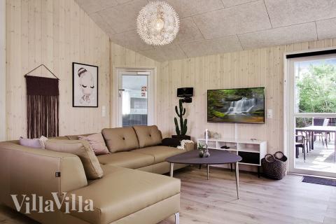 Vardagsrummet i lyxstuga nr. 714 har plats för 24 personer.