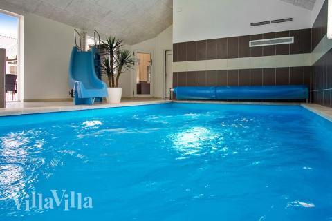 Den härliga poolen i lyxstuga nr 714 för 24 personer