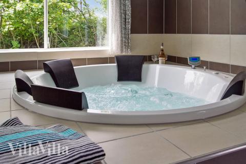 Njut av spabadets värme i lyxstuga nr 714 i Tyskland