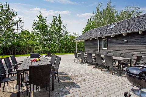 Lyxstuga nr 714 har en härlig terrass med sköna trädgårdsmöbler för 24 personer.