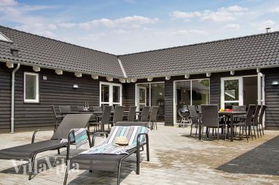 Den praktfulla poolstugan nr 714 med plats för 24 personer ligger i Tyskland