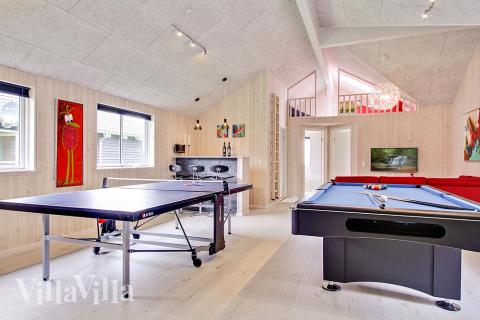 Lyxstuga 715 för 20 personer har ett stort aktivitetsrum med bl.a. biljard och dart