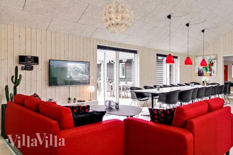 Det stora ljusa vardagsrummet i lyxstuga nr 715 för 20.