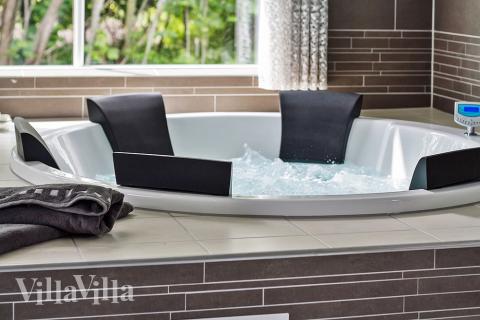 Njut av spabadets värme i lyxstuga nr 715 i Tyskland