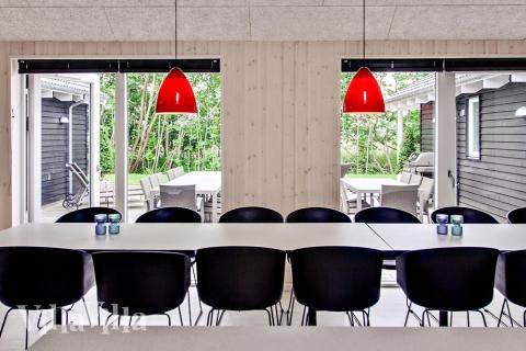 Vardagsrummet i lyxstuga nr. 715 har plats för 20 personer.