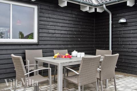 Lyxstuga nr 715 har en härlig terrass med sköna trädgårdsmöbler för 20 personer.