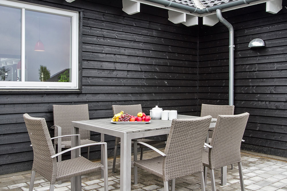 Lyxstuga nr 715 har en härlig terrass med sköna trädgårdsmöbler för 20 personer.
