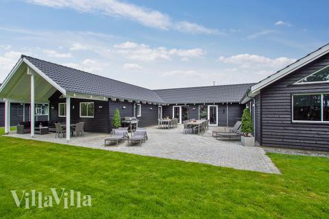 Den praktfulla poolstugan nr 715 med plats för 20 personer ligger i Tyskland