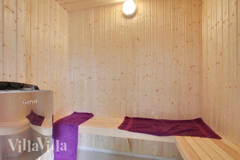 Njut av bastuvärmen i lyxstuga nr 715 för 20 personer