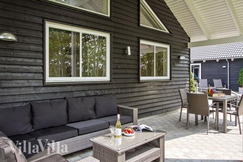 På terrassen i sommarhus nr 715 finns det plats för upp till 20 gäster.