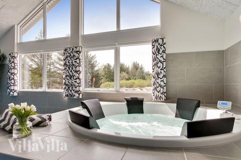 Njut av spabadets värme i lyxstuga nr 399 i Vestjylland