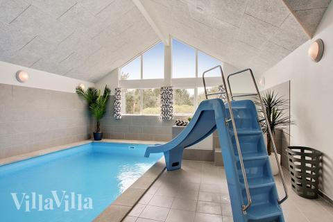 Sommarstuga 399 är inredd med en smakfull poolavdelning som har vattenrutschbana, ett stort inbyggt spapad och bastu