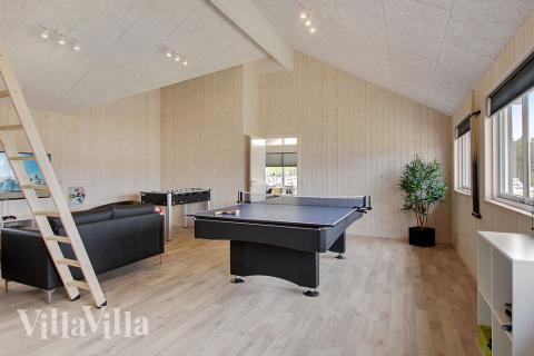 Förutom de många timmar som du kan tillbringa i stugans poolavdelning erbjuder lyxstuga 399 även biljard, bordtennis och dart