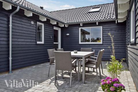På terrassen i sommarhus nr 399 finns det plats för upp till 18 gäster.