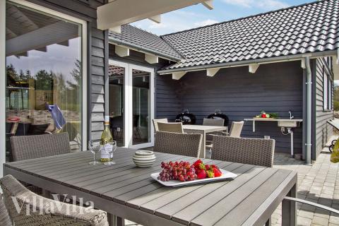 Njut av en grillkväll på terrassen i lyxstuga nr 399 i Vestjylland