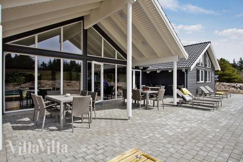 Lyxstuga nr 399 har en härlig terrass med sköna trädgårdsmöbler för 18 personer.