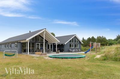 Den praktfulla poolstugan nr 399 med plats för 18 personer ligger i Vestjylland