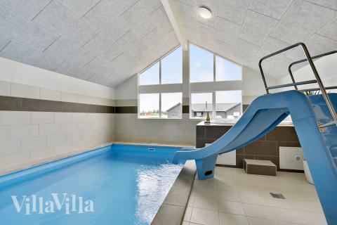 Sommarstuga 388 är inredd med en smakfull poolavdelning som har vattenrutschbana, ett stort inbyggt spapad och bastu