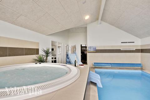 Njut av spabadets värme i lyxstuga nr 388 i Nordsjälland