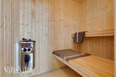 Njut av bastuvärmen i lyxstuga nr 388 för 16 personer