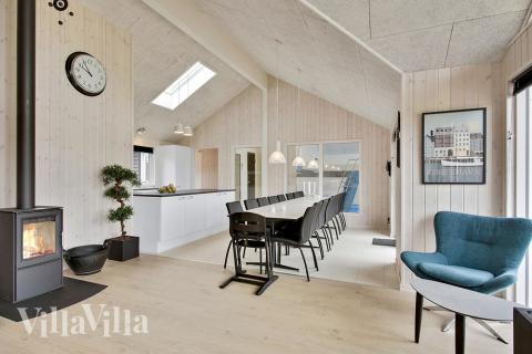 Det stora ljusa vardagsrummet i lyxstuga nr 388 för 16.