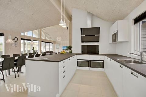 Köket i lyxstuga nr 388 är utrustat så att ni kan laga mat till 16 personer.