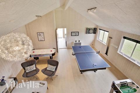 Aktivitetsrum i lyxstuga nr 388 med 6 sovrum och plats för 16 personer.