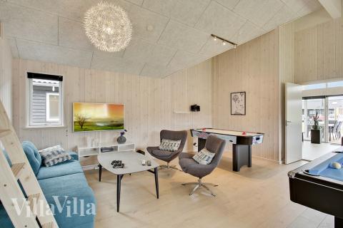 Lyxstuga 388 för 16 personer har ett stort aktivitetsrum med bl.a. biljard och dart