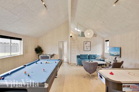 Förutom de många timmar som du kan tillbringa i stugans poolavdelning erbjuder lyxstuga 388 även biljard, bordtennis och dart