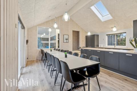 Det stora ljusa vardagsrummet i lyxstuga nr 397 för 18.