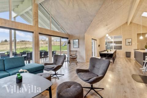 I soffhörnan i lyxstuga 397 i Nordsjälland kan ni spela brädspel eller titta på film tillsammans.