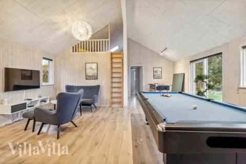 Lyxstuga 397 för 18 personer har ett stort aktivitetsrum med bl.a. biljard och dart